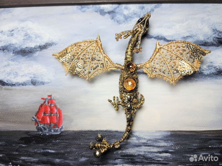 Брошь дракон ручной вышивки с султанитом цитрином