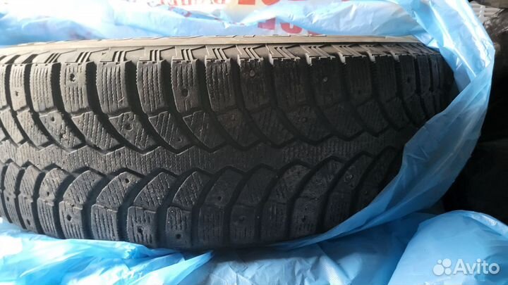 Bridgestone Ice Cruiser 7000 215/70 R16 100T