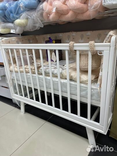 Кроватка детская ecco Valori с маятником