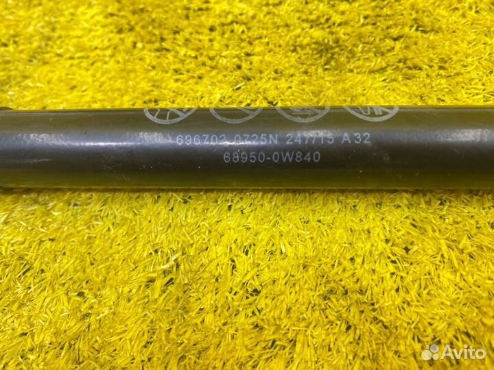 Амортизатор задней двери задний Toyota Sienta