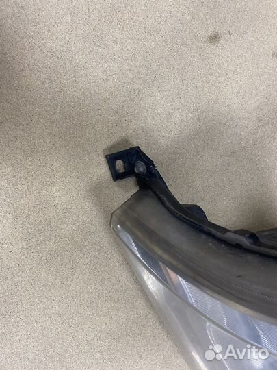 Передняя левая фара на toyota Land Cruiser 200