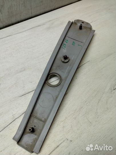 Накладка центральной стойки правая верхняя Mazda