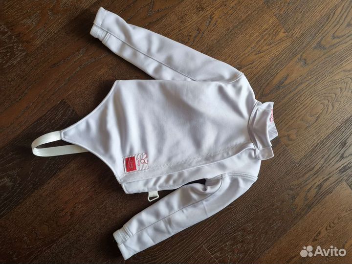 Форма для фехтования, шпага, шлем