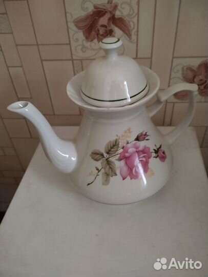 Заварочный чайник и сахарница