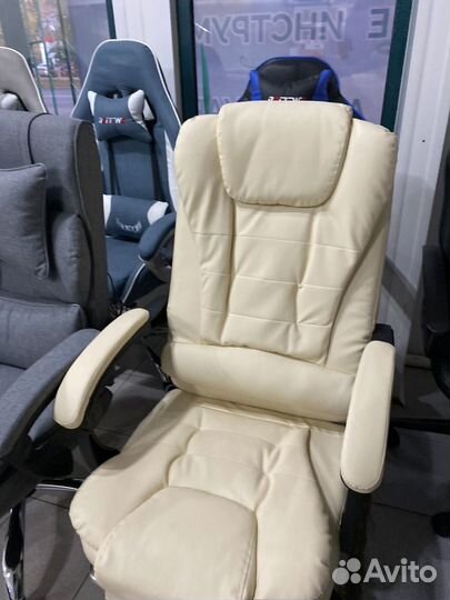 Офисное кресло бежевое