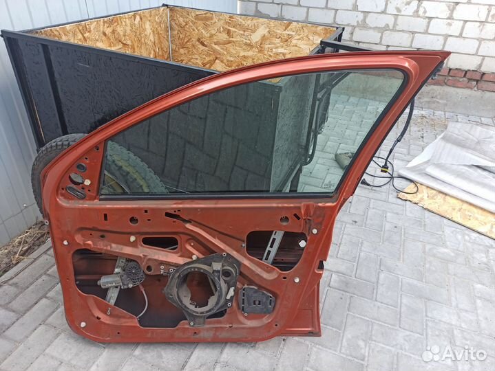 Дверь передняя оранжевая пежо Peugeot 206