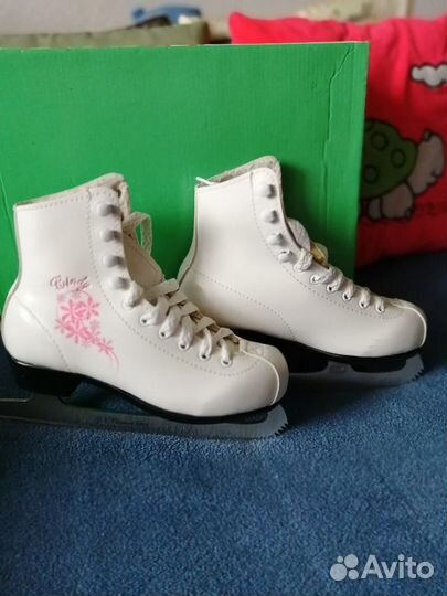 Продам белые классические коньки на девочку, с лёг