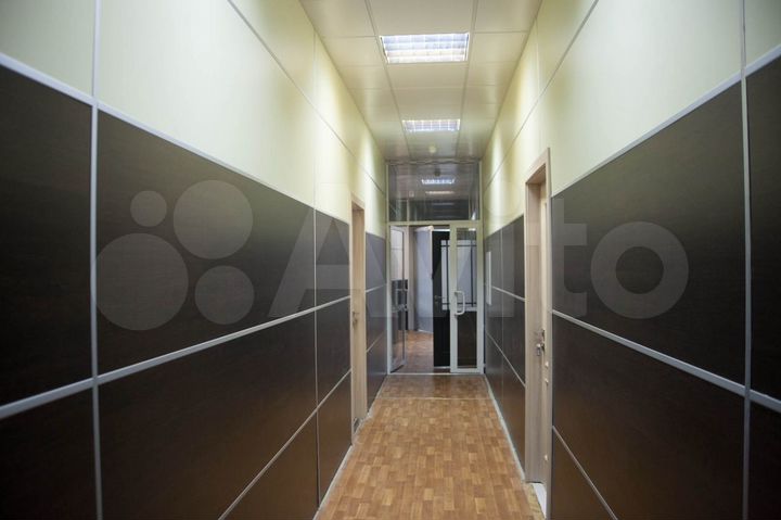 Здание с офисными помещениями