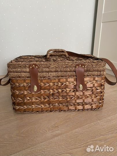 Набор для пикника в плетёном чемодане