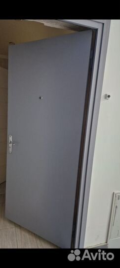 Дверь входная металлическая от застройщика