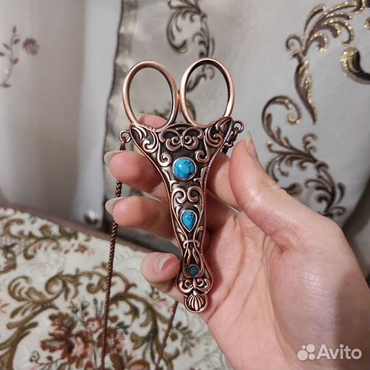 Винтажные швейные ножницы в ножнах