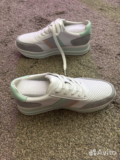 Женские кроссовки