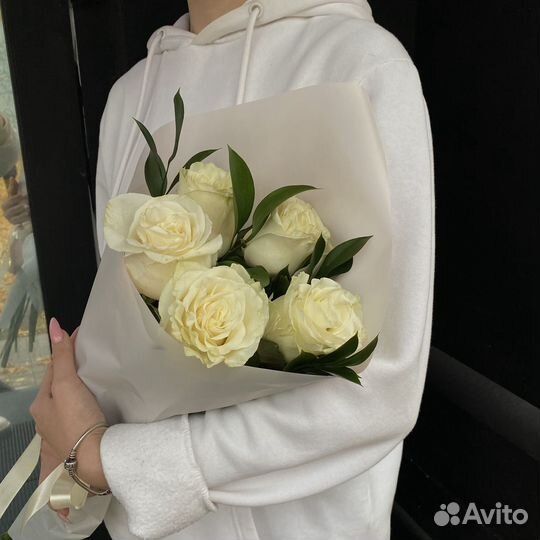Букет из белых роз и зелени