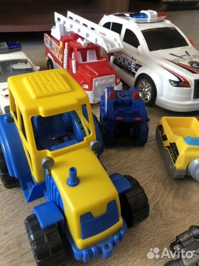 Пакет игрушек (машинки, пожарная, трактор)