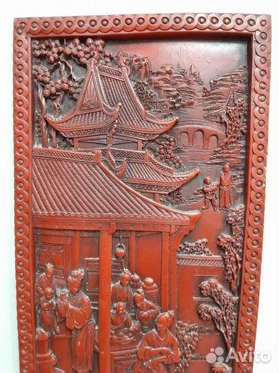 Декоративное панно с резьбой и иероглифами