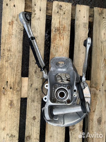 Кулак задний левый бмв е70/71 ф15/16