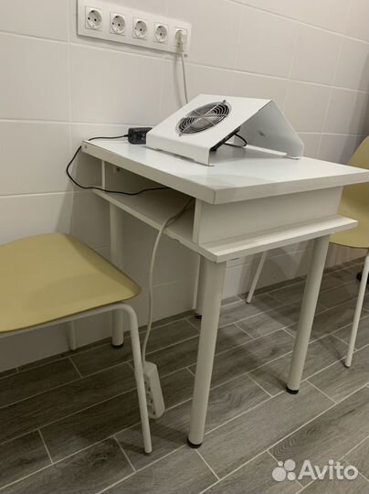 Стол для маникюра и стул маникюрный