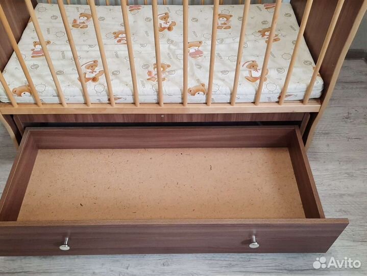 Детская кроватка с маятником,ящиком и матрасом