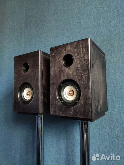 Акустические колонки на широкополосном динамике