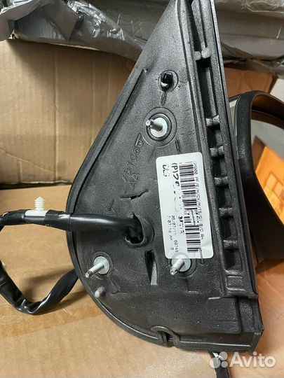 Правое зеркало Chevrolet Tahoe 3