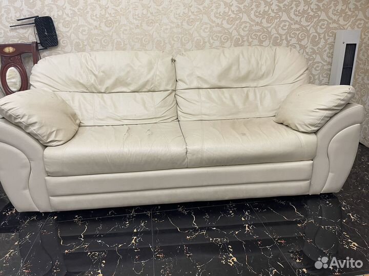 Кожаный диван