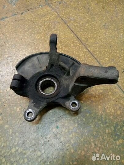 Кулак поворотный передний левый на Мазда Трибьют 2