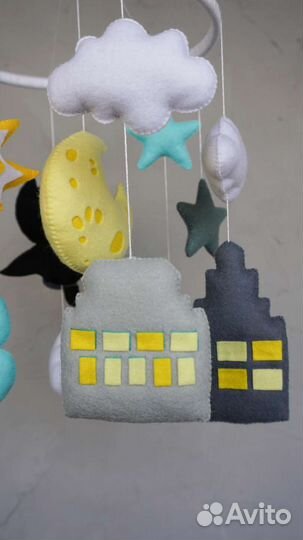 Мобиль в кроватку ручной работы из фетра Бэтмен