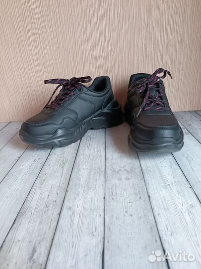 Кроссовки женские