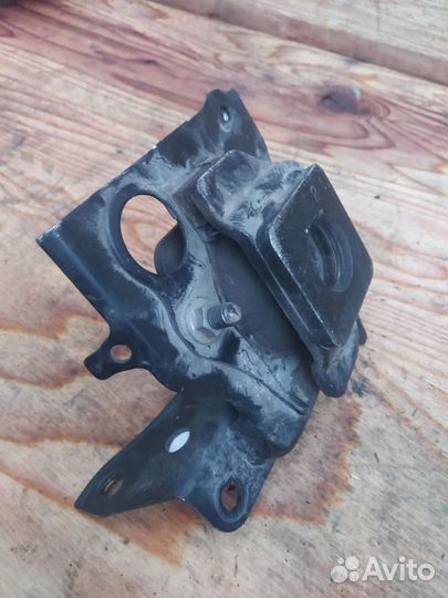 Подушка крепления двигателя левая Toyota Prius 2