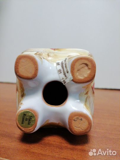 Майолика. Кот сидя на табурете