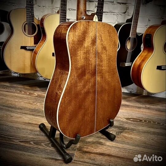 Акустическая гитара, новая + кейс и аксессуары