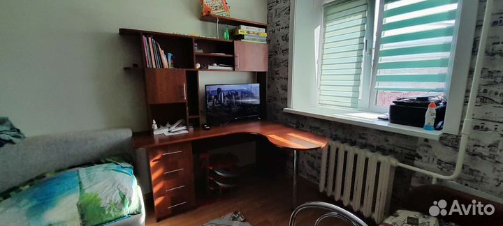 Компьютерный стол угловой с полками