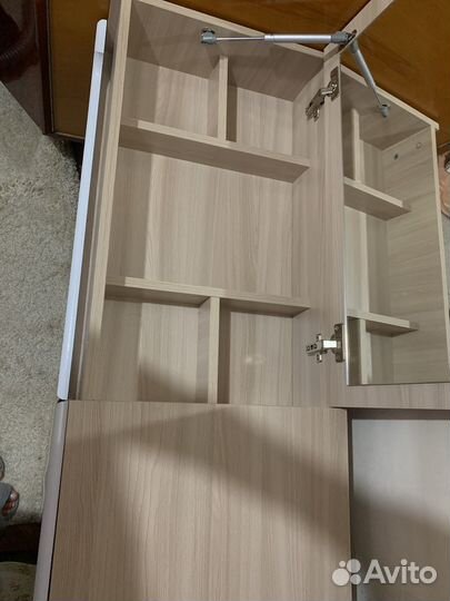 Туалетный столик с зеркалом