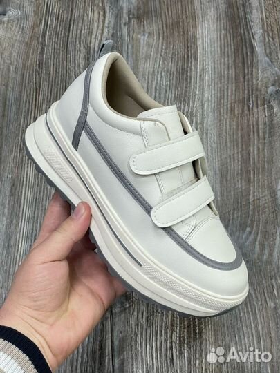 Кроссовки женские