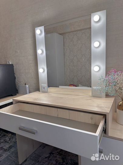 Гримерный столик с зеркалом и подсветкой