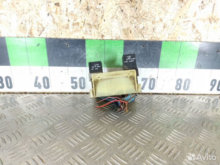 Блок предохранителей салонный Mitsubishi Carisma 2