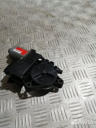 Моторчик стеклоподъемника задний правый Hyundai