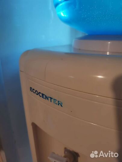 Кулер и 2 бутылки