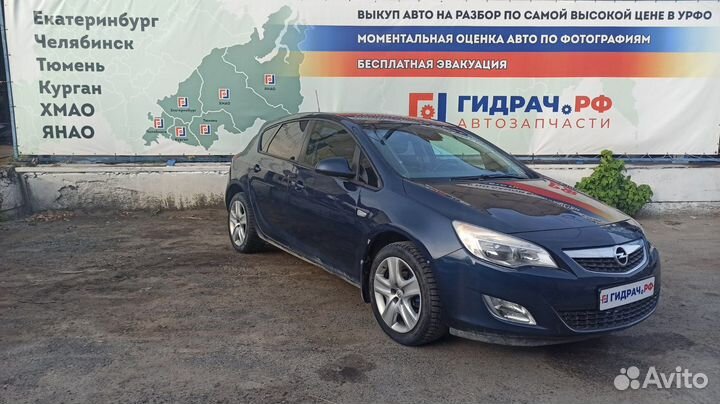 Накладка информационного дисплея Opel Astra J 2208302. Дефекты