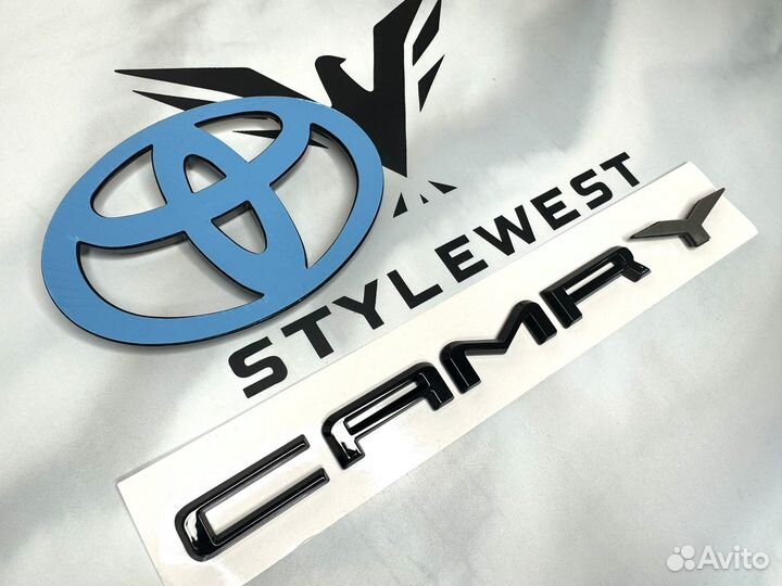 Черные шильдики на багажник camry