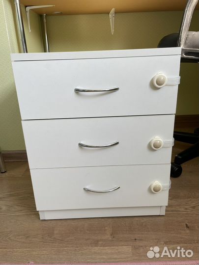 Тумбочка с тремя ящиками