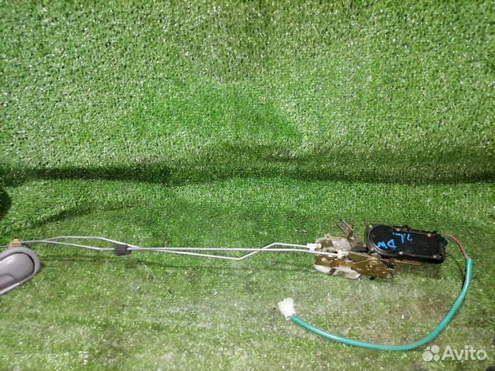 Замок двери задний левый Mazda Demio DW5W