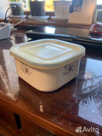 Эмалированный лоток с крышкой