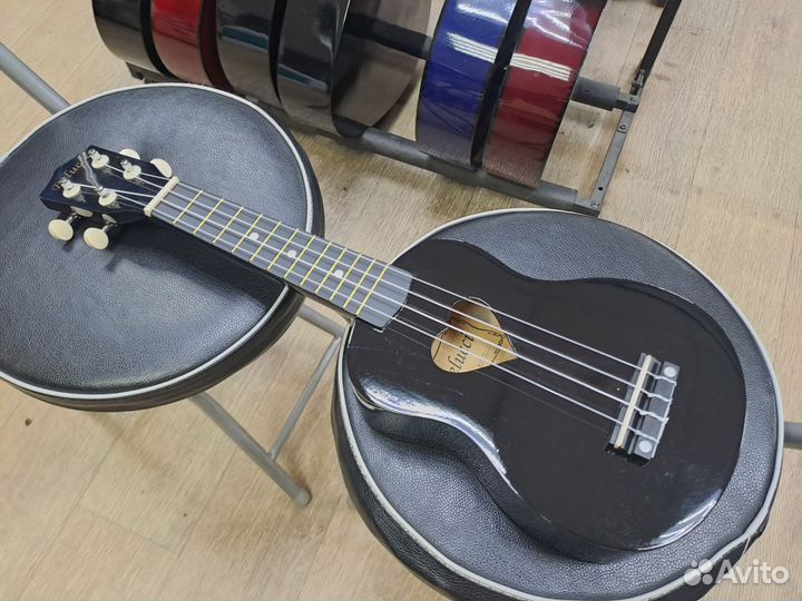 Укулеле чёрная с сердечком