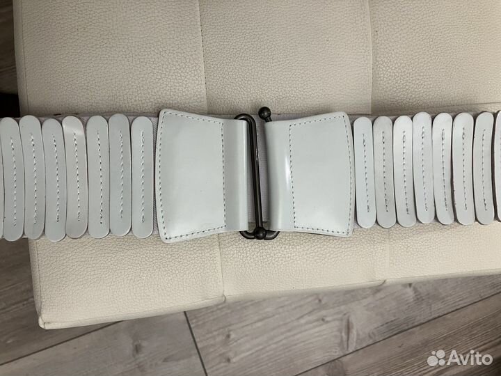 Кожаный эластичный белый пояс 85см