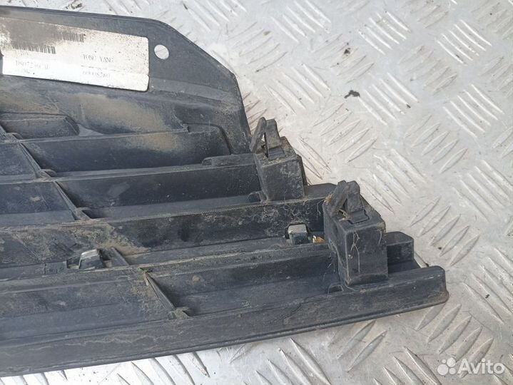 Решётка радиатора левая Nissan Primera P12