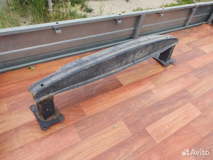 Продам задний усилитель бампера джетта 6