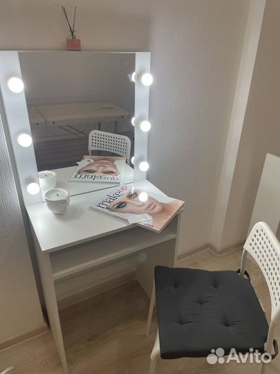 Гримерный стол с зеркалом