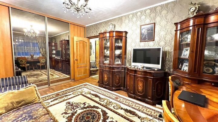2-к. квартира, 52 м², 1/17 эт.