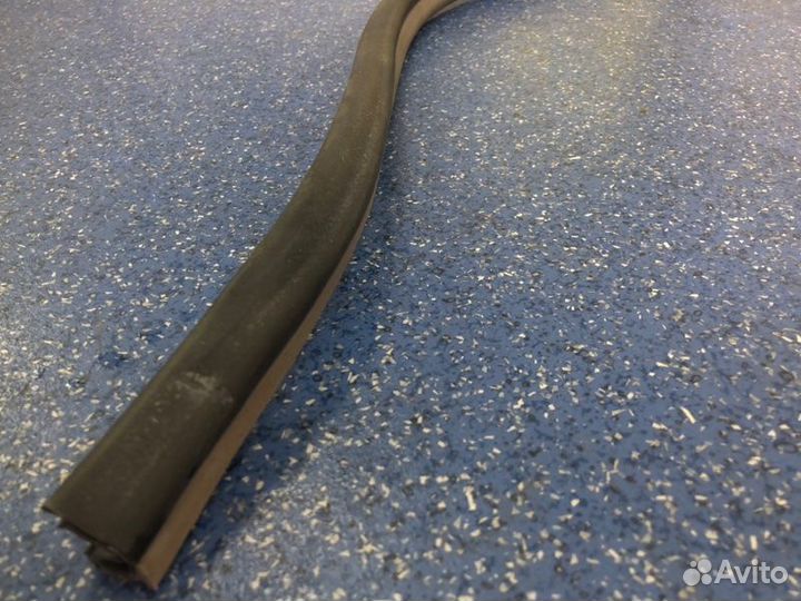 Уплотнитель проема двери задний правый Toyota